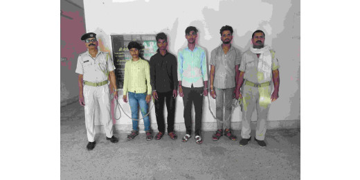 चार शराब तस्कर गिरफ्तार, 100 लीटर से अधिक महुआ शराब और बाइक जब्त